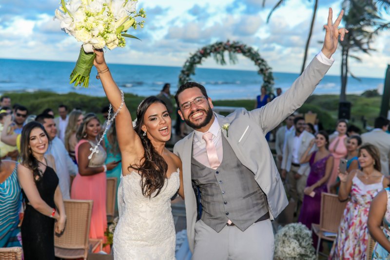 Veruska Sousa e Tiago Lobo dizem "sim" em tocante cerimônia ao cair da tarde no Hotel Coliseum