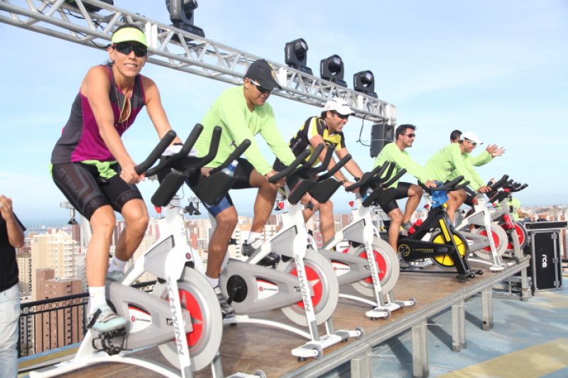 Pedal nas Alturas reúne turma do ciclismo indoor em heliponto de Fortaleza