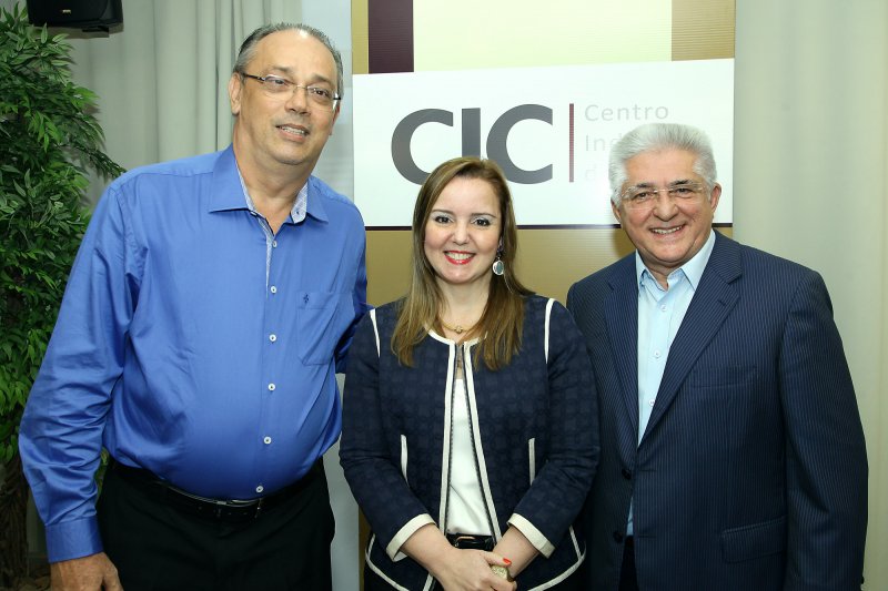 Nicolle Barbosa é homenageada com aposição de fotografia na Galeria de ex- presidentes do CIC