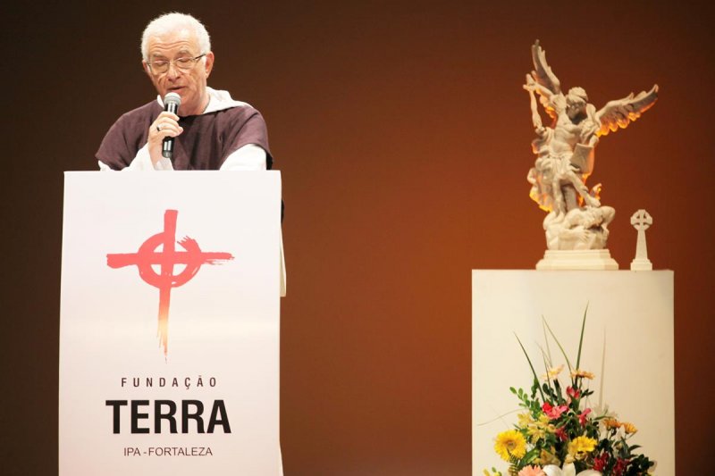 Padre Airton fala sobre 'Fé' durante palestra no teatro do RioMar