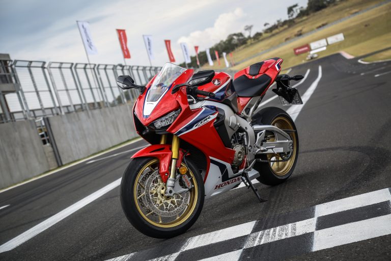 Honda na versão 2018 da CBR 1000RR Fireblade. Mais atualizada, impossível!