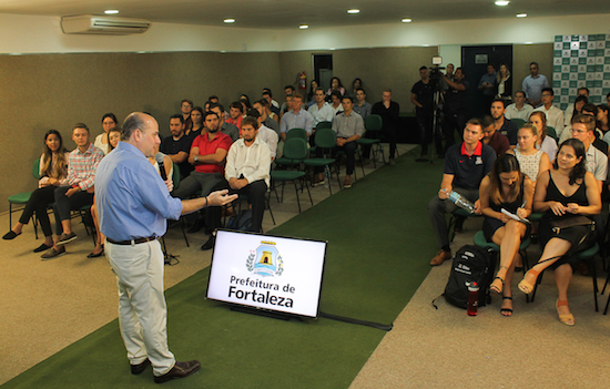 Roberto Cláudio faz apresentação para alunos da Universidade do Arizona