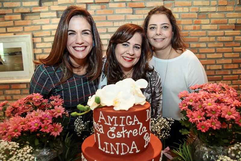 Martinha Assunção brinda a troca de idade rodeada de amigas no Limone