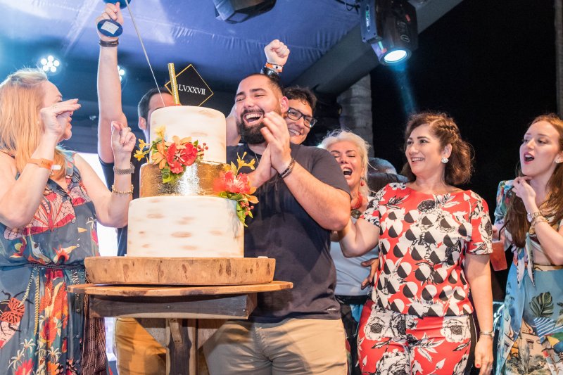 Luiz Victor Torres celebra a nova idade em grande estilo no Pier 85