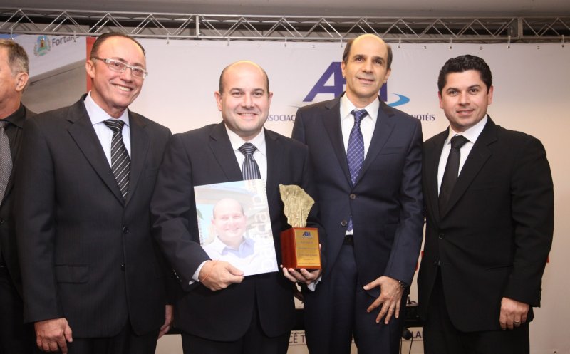 Roberto Cláudio recebe o Troféu Personalidade Turística 2014