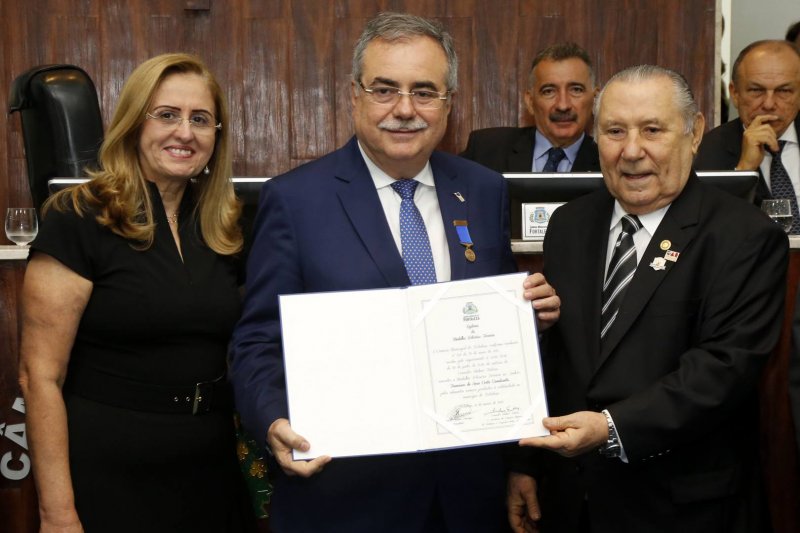 Assis Cavalcante é agraciado com a Medalha Boticário Ferreira