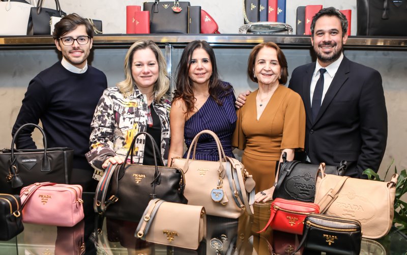 Maria Lúcia e Lenita Negrão reúnem um time de lulus de fino trato na flagship store da Lenita