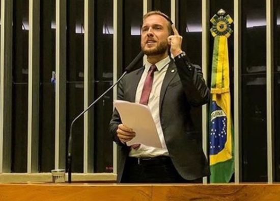 Deputado Vinícius Poit aterrissa em Fortaleza para falar sobre empreendedorismo na política