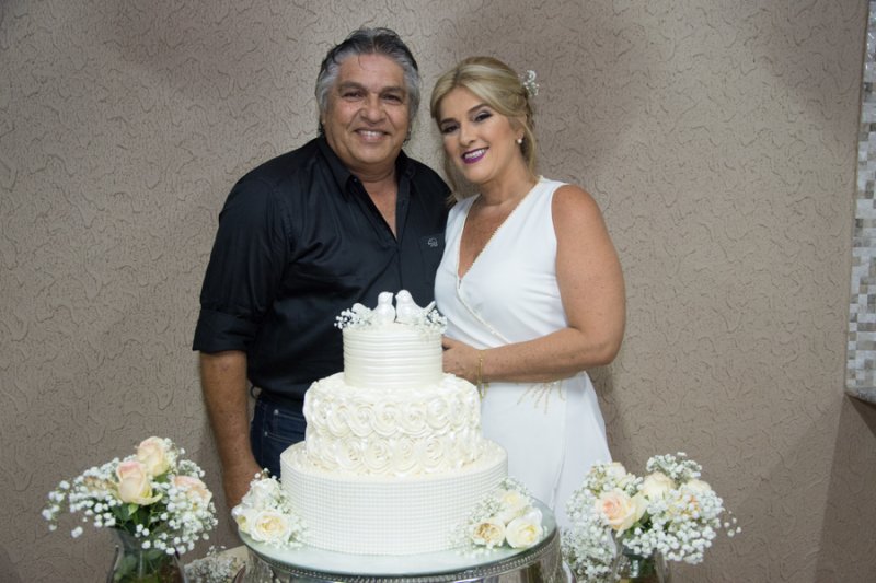 Em noite de pura alegria, Adriana e Luís Carlos Moreira celebram 30 anos de feliz união