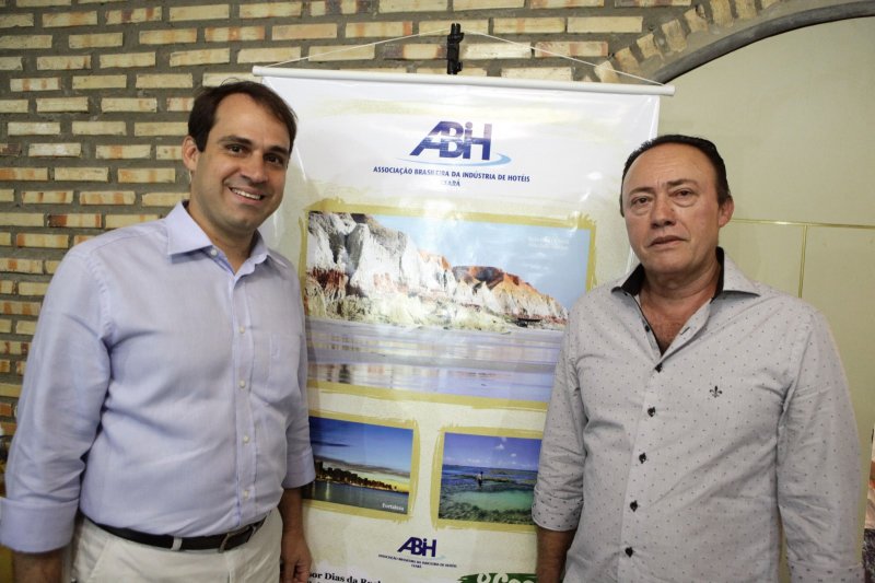 Salmito Filho participa de encontro com associados da ABIH-CE