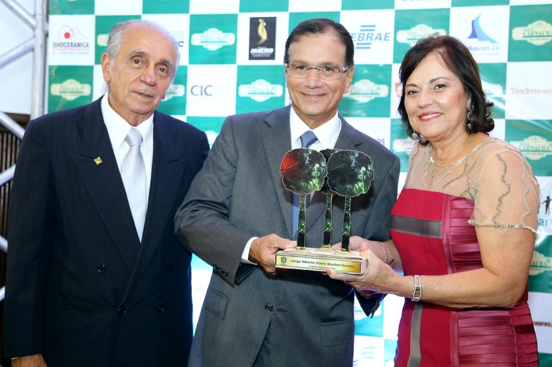 Beto Studart é homenageado com o Troféu Carnaúba