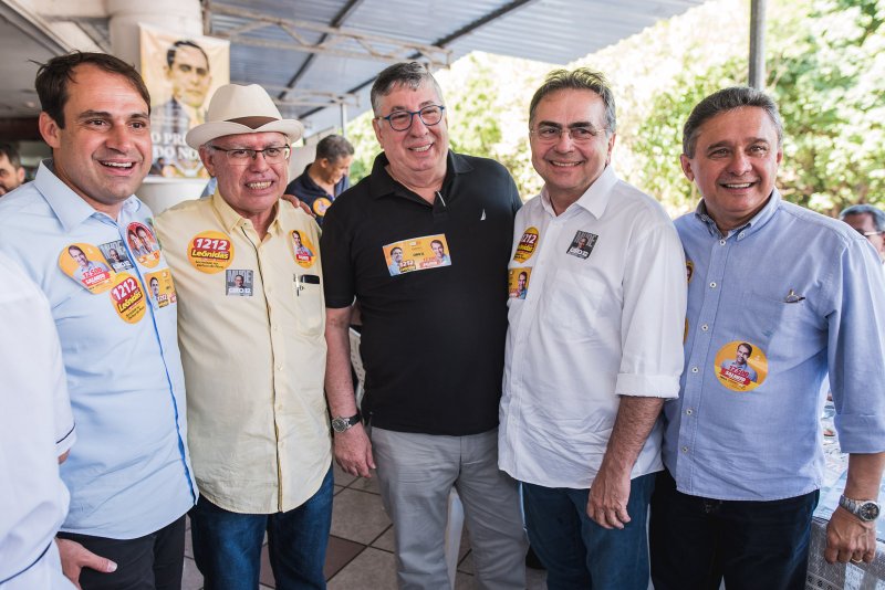 César Barreto reúne uma turma das boas para celebrar a troca de idade