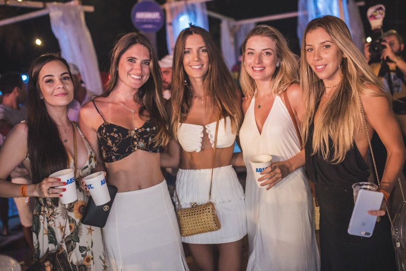 Weecaraí arrasta uma turma festeira até a praia Icaraízinho de Amontada