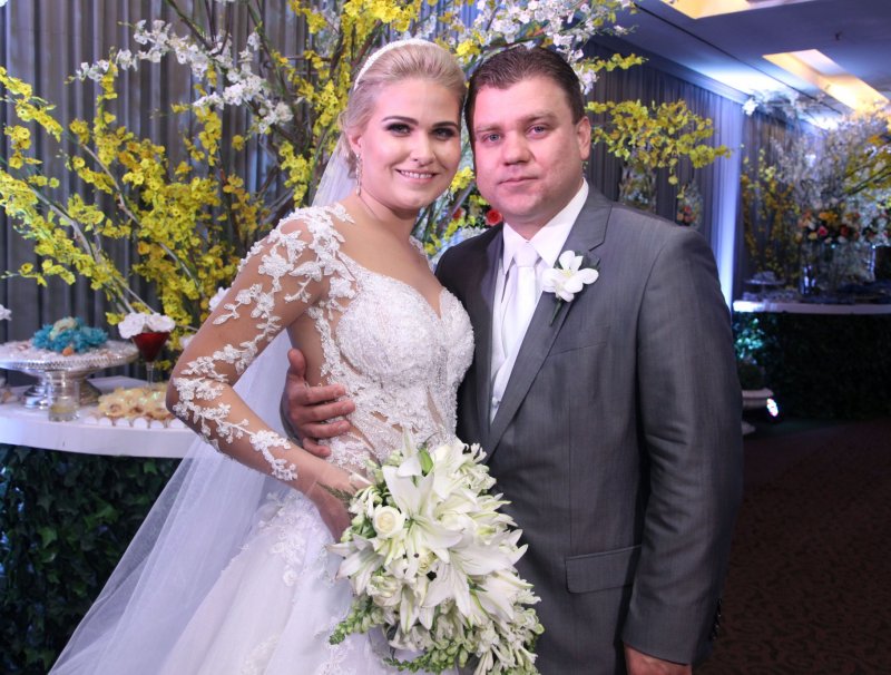 Manuela Parente e Thyrson Carvalho sobem ao altar