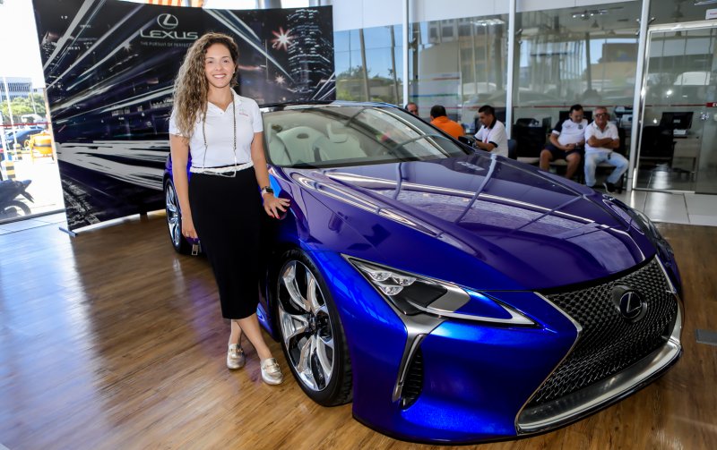 Gabriela Carvalho Fiúza movimenta showroom da Newland em torno do Lexus LC 500h