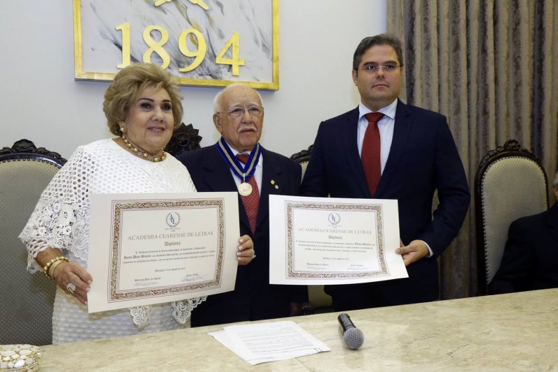 Academia Cearense de Letras presta homenagem ao Chanceler Airton Queiroz e ao empresário Ivens Dias Branco