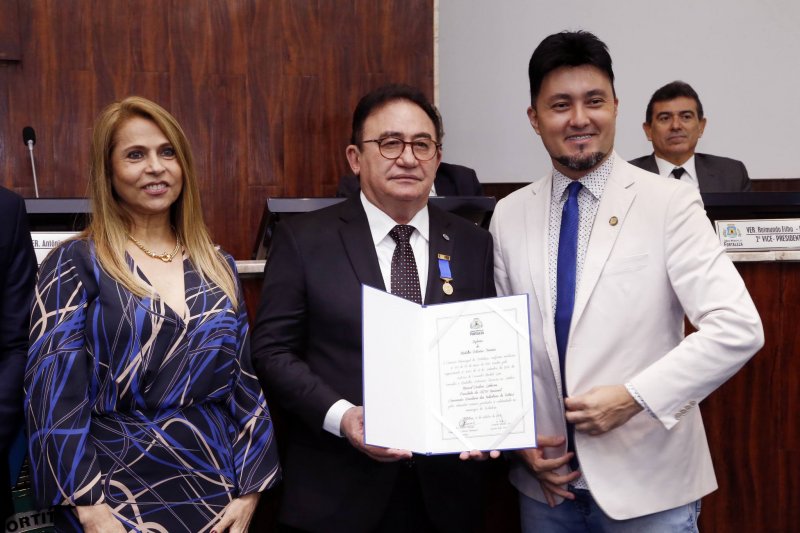 Manoel Linhares é agraciado com a Medalha Boticário Ferreira, em solenidade na CMFor