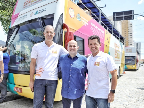 Roberto Cláudio lança ônibus turístico em Fortaleza