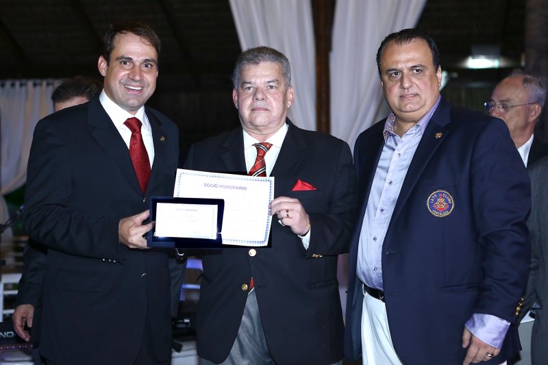 Max Câmara pilota noite de homenagens no Iate Clube