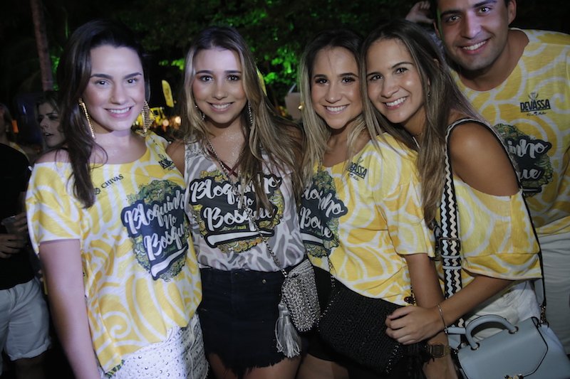 Xandy Avião arrasta uma turma festeira até o Marina Park no primeiro dia do Bloquinho no Bosque