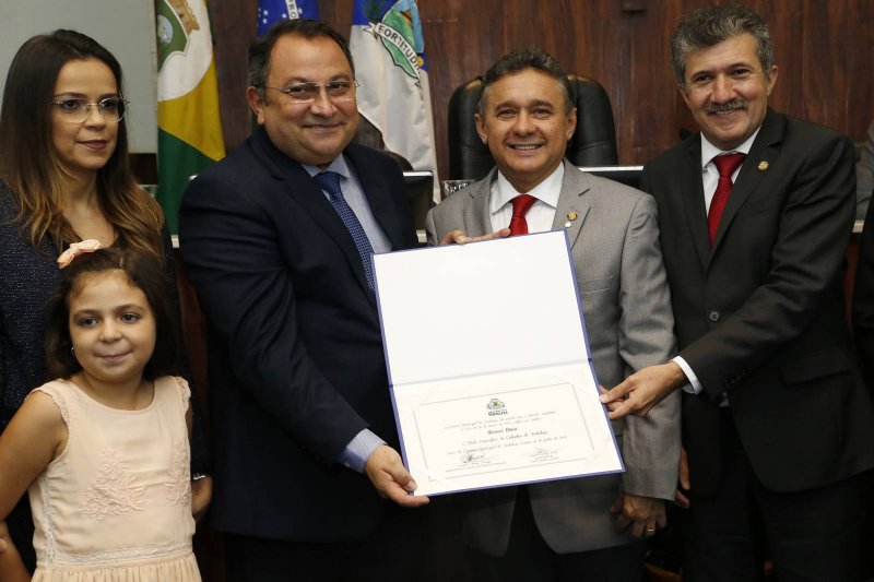 Câmara Municipal outorga o título de Cidadão Fortalezense ao jornalista Moacyr Maia