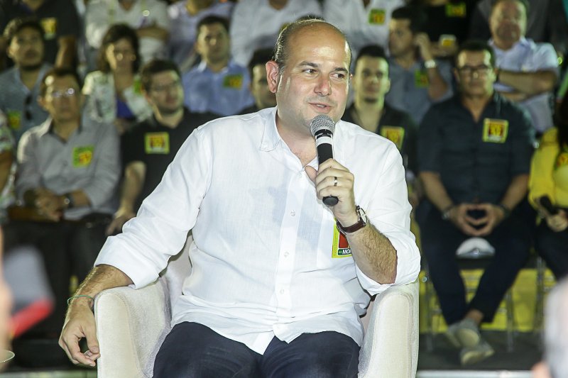 Roberto Cláudio participa de bate-papo com artistas e representantes da cultura, no Iate Clube de Fortaleza