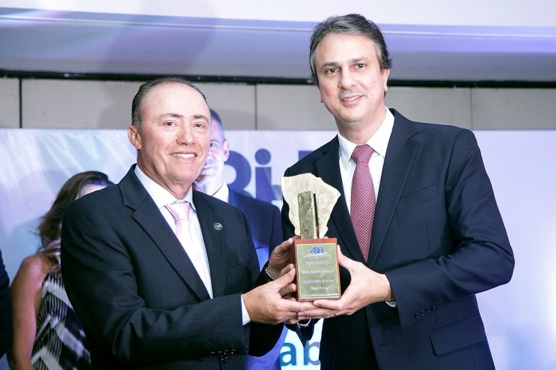 Camilo Santana é homenageado com o Troféu Personalidade Turística 2015 pela ABIH-CE