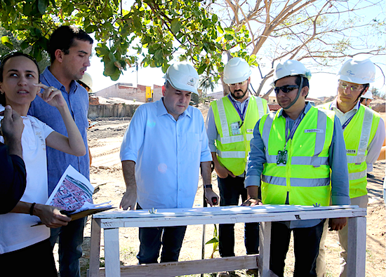 Roberto Cláudio vistoria obras viárias perto do aeroporto