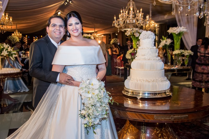 Isabella Moraes e Michel Suleiman sobem ao altar para tornarem-se marido e mulher