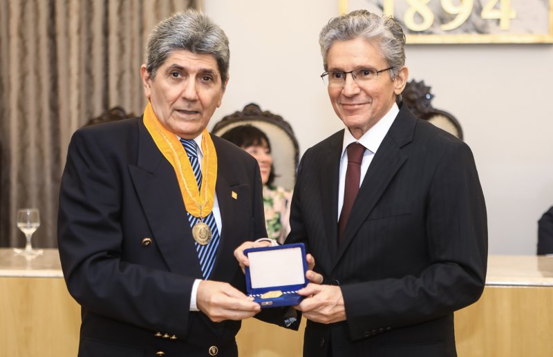 Pádua Lopes é homenageado pela Academia Fortalezense de Letras com a Medalha Martins Filho