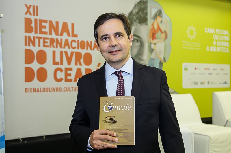 Edilberto Pontes lança revista do TCE na XII Bienal Internacional do Livro