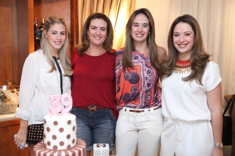 Gisele Siqueira Campos ganha sessão happy birthday articulada por Silvia de Castro Leal