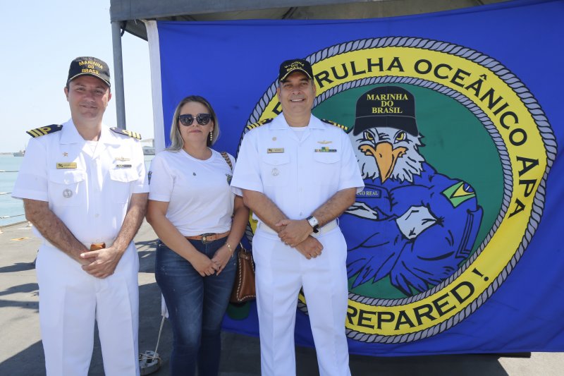 Madson Cardoso Santana recebe o público em visita guiada ao Navio-Patrulha Oceânica APA