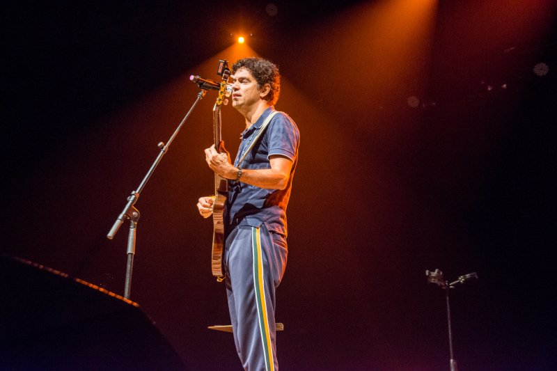 Jorge Vercillo encanta o público cearense em show repleto de sucessos no Teatro do RioMar