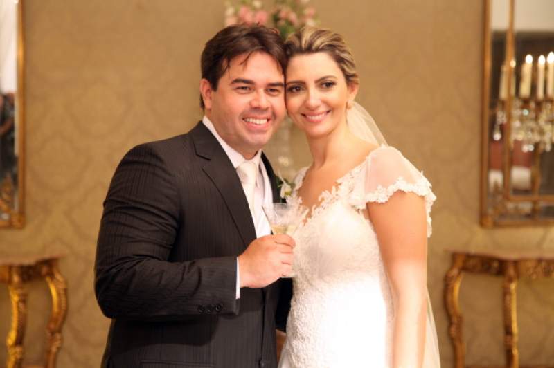 Cinthia Gomes e Leandro Assuncao trocam aliancas no altar da Igreja do Cristo Rei