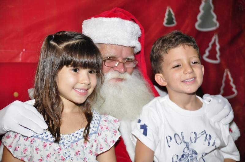 Chegada do Papai Noel leva uma turma cheia de charme ao Pátio Meireles