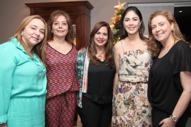 Rodeada de amigas, Izabella Fiúza comemora birthday