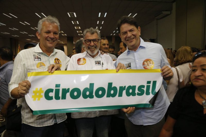 Cid Gomes lança movimento Muda com 12 em evento do PDT