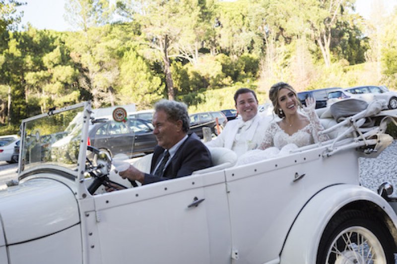 Dico Carneiro Neto e Roberta Ary se tornam marido e mulher no altar do Mosteiro da Penha Longa