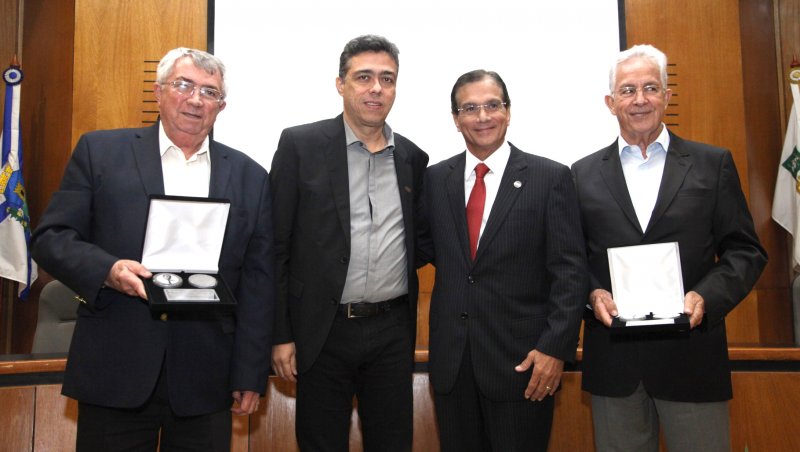 Ricard Pereira homenageia empresários durante confraternização natalina do SIMEC