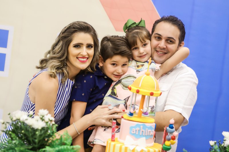 Diversão e brincadeira marcam o B-day de Athina Leal