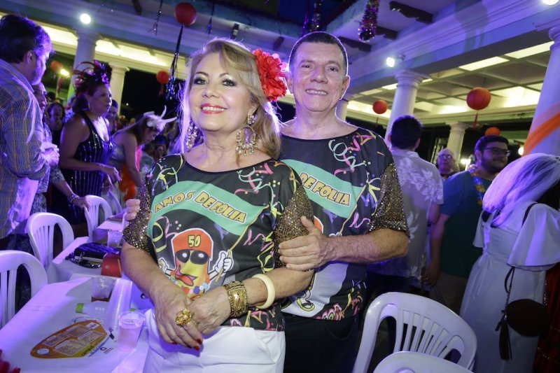 Foliões entram no clima de confete & serpentina no Tradicional Baile da Saudade do Náutico