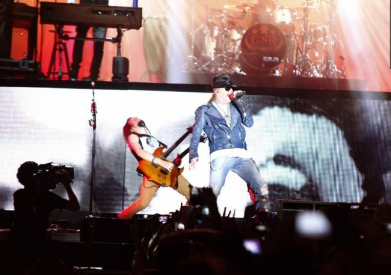 Guns N' Roses arrasta uma turma animada ao Centro de Eventos