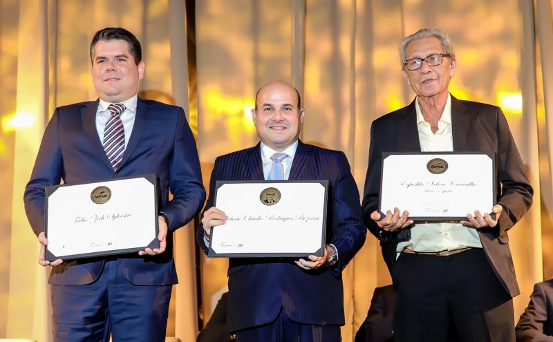 Em prestigiada solenidade, Roberto Cláudio é agraciado com a Medalha Clóvis Arrais Maia