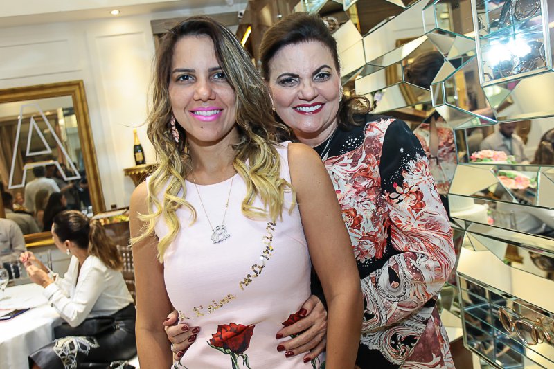 Ana Carolina Fontenele brinda a nova idade em festa surpresa na Diamond Design