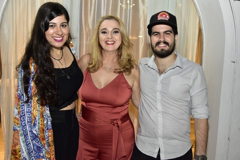 Em festa! - Helena Demes brinda o niver ao cair da tarde no Ideal Clube