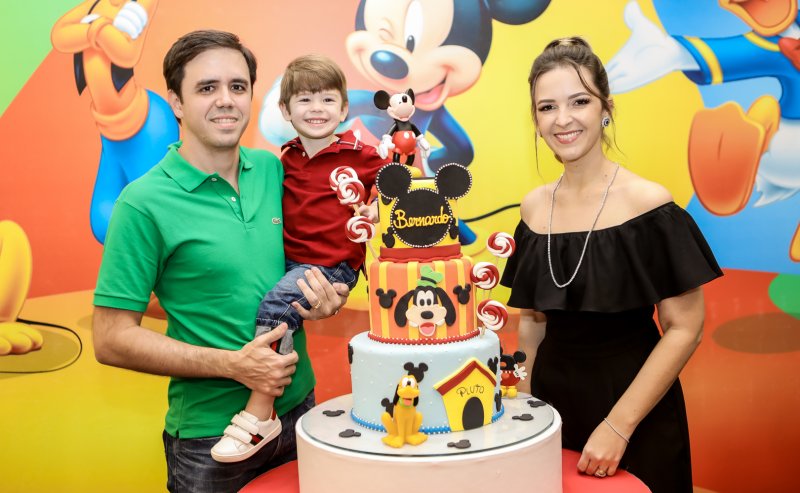 Naiana e Francisco Philomeno festejam o terceiro aniversário de Bernardo