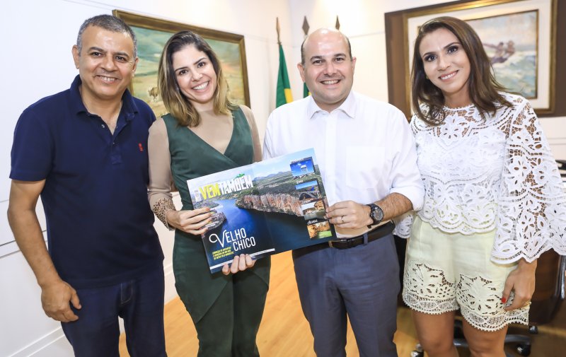 Roberto Cláudio prestigia lançamento da sétima edição da revista Vem Também