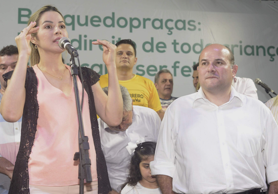 Onélia Santana e Roberto Cláudio entregam brinquedopraça na Capital