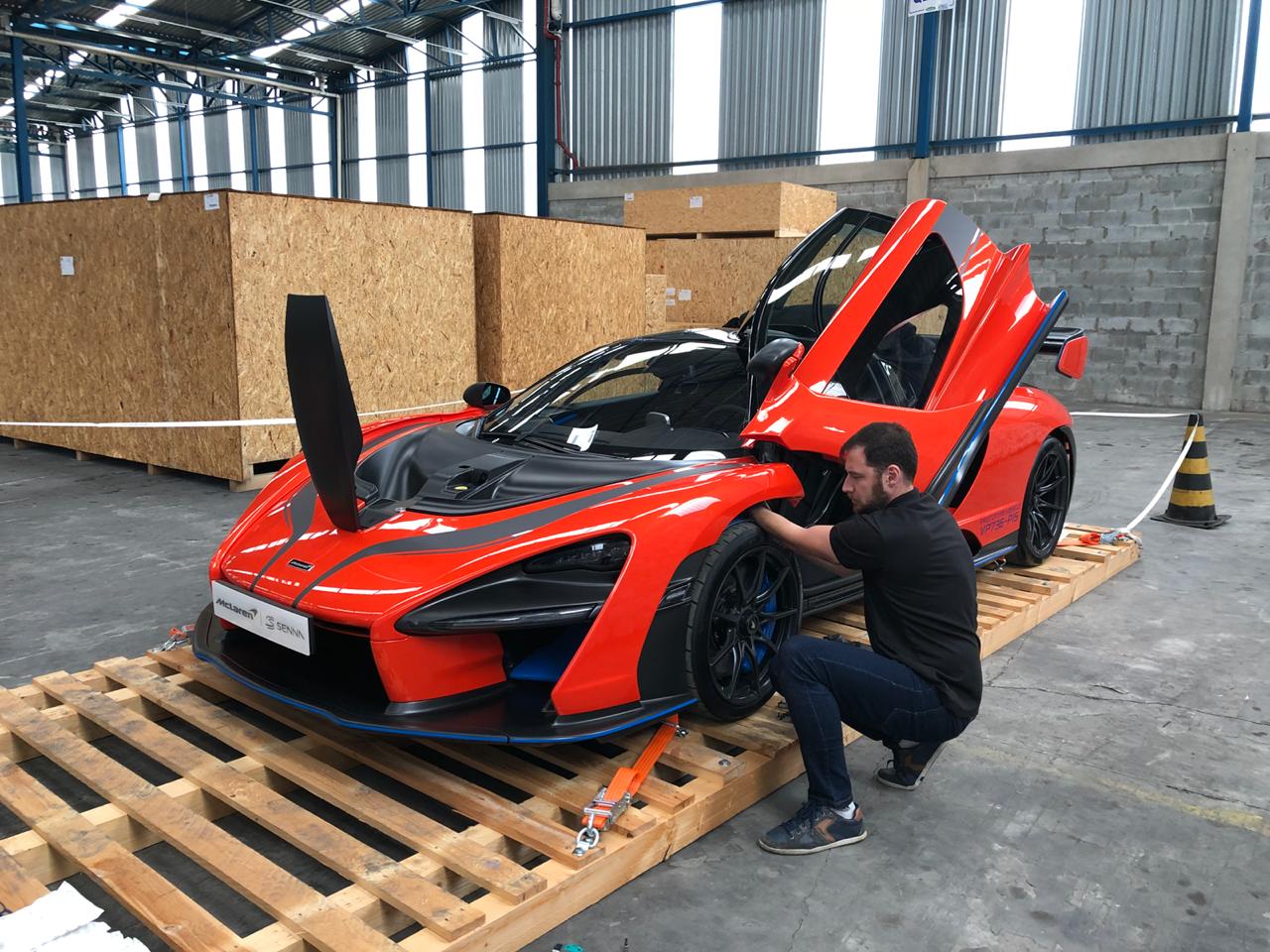 Finalmente, valeu a espera! McLaren Senna desembarca no Brasil